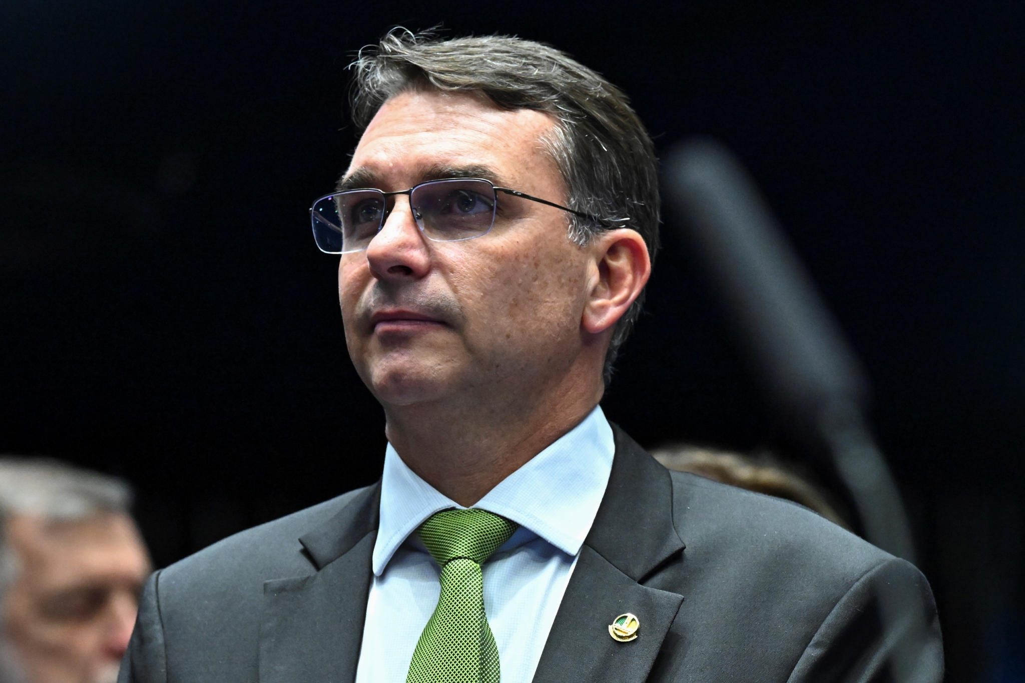 Flávio Bolsonaro lidera pesquisa contra Lula no segundo turno