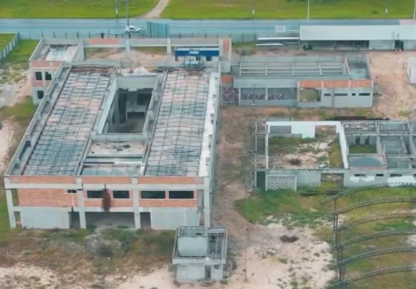 Prefeita de Nova Viçosa denuncia abandono de obra escolar em tempo integral iniciada há três anos