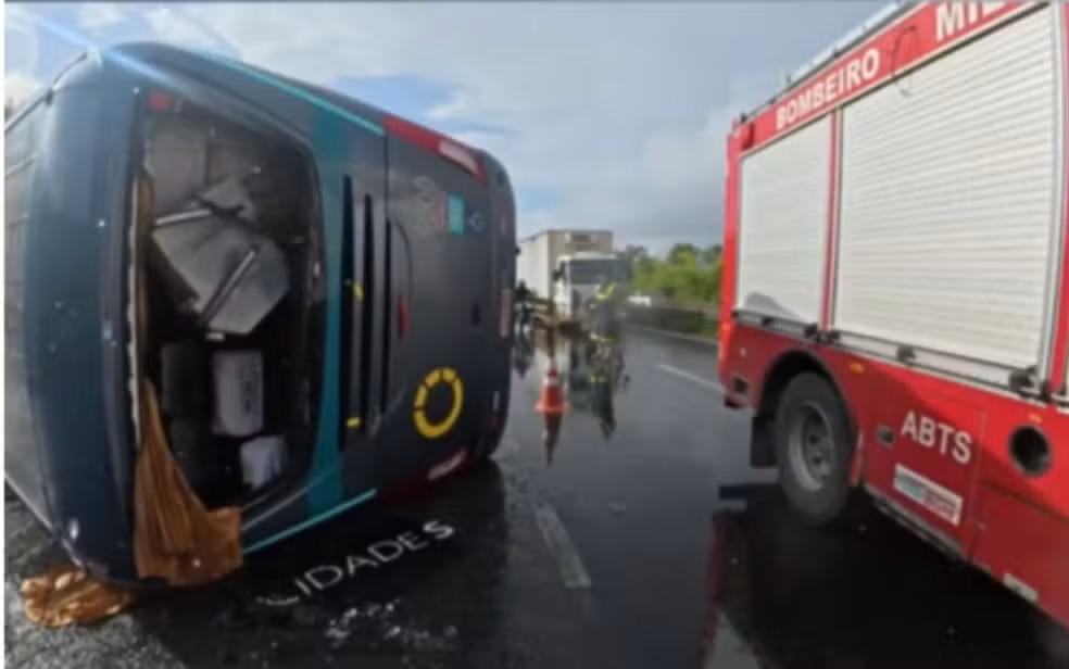 Uma pessoa morre e cinco ficam feridas após ônibus tombar na BR-324 em Simões Filho (BA)