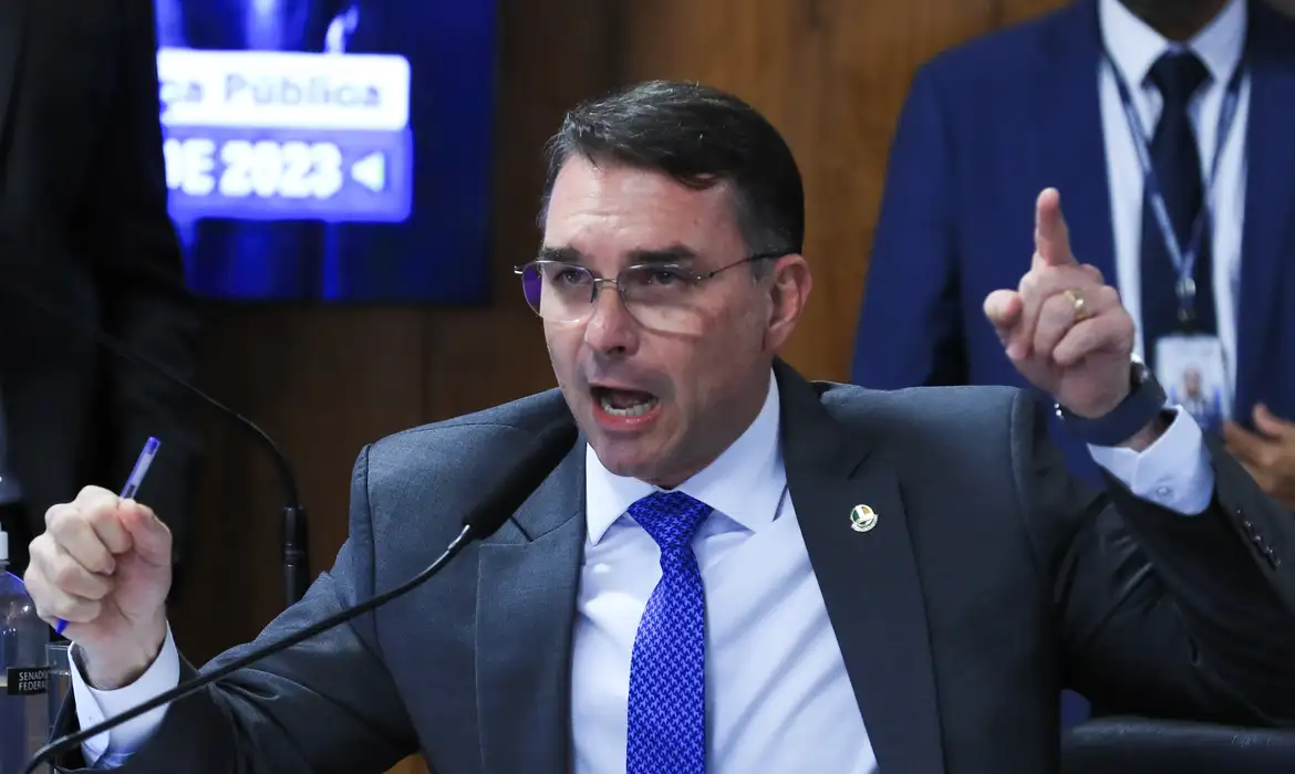 Flávio Bolsonaro recebe honraria em Salvador e elogia laços com a Bahia