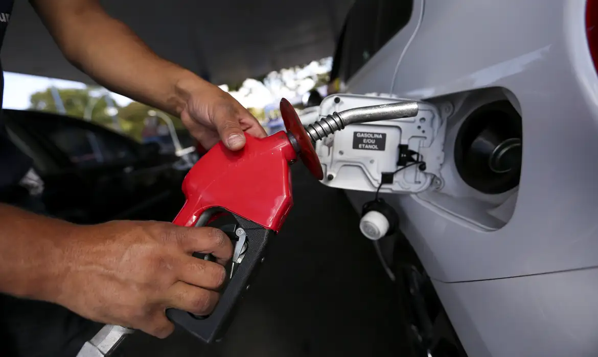 Governo anuncia subsídio para conter alta da gasolina