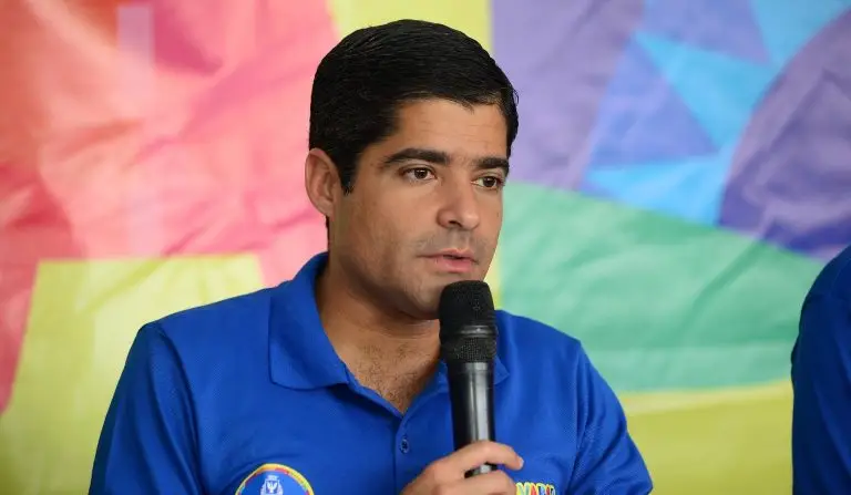 ACM Neto lidera corrida ao governo da Bahia