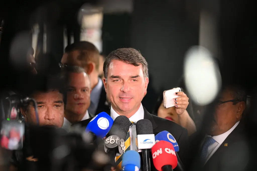 Flávio Bolsonaro desmente reportagem sobre pedido de recursos a Vorcaro