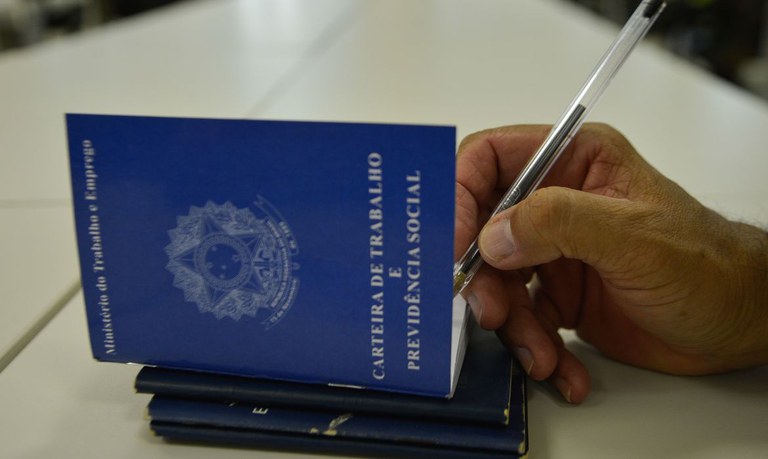 Mais de 559 mil trabalhadores deixarão de receber o abono salarial em 2026 por causa das novas regras