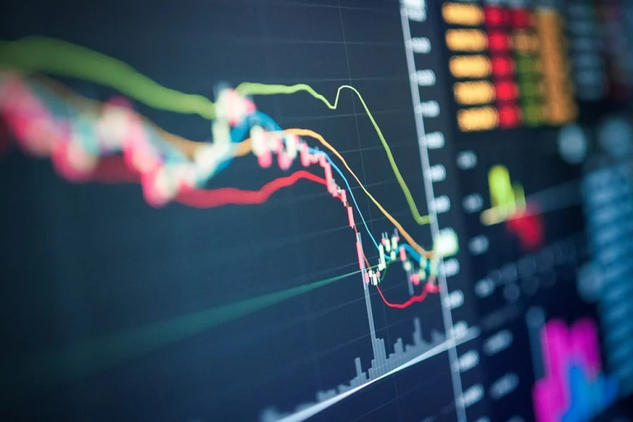 Bolsa cai forte e dólar dispara após vazamento de áudio de Flávio Bolsonaro