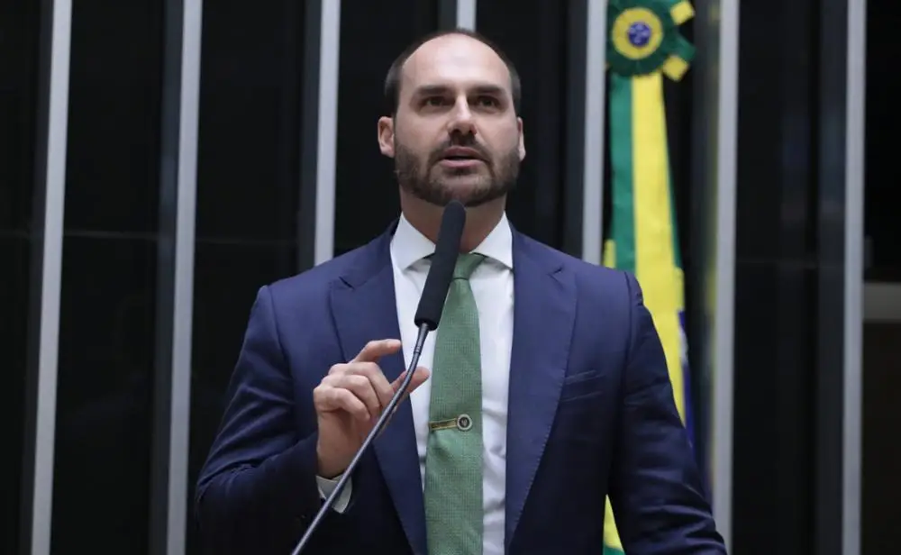 PF examina possível uso de recursos de banqueiro para custear estadia de Eduardo Bolsonaro nos EUA