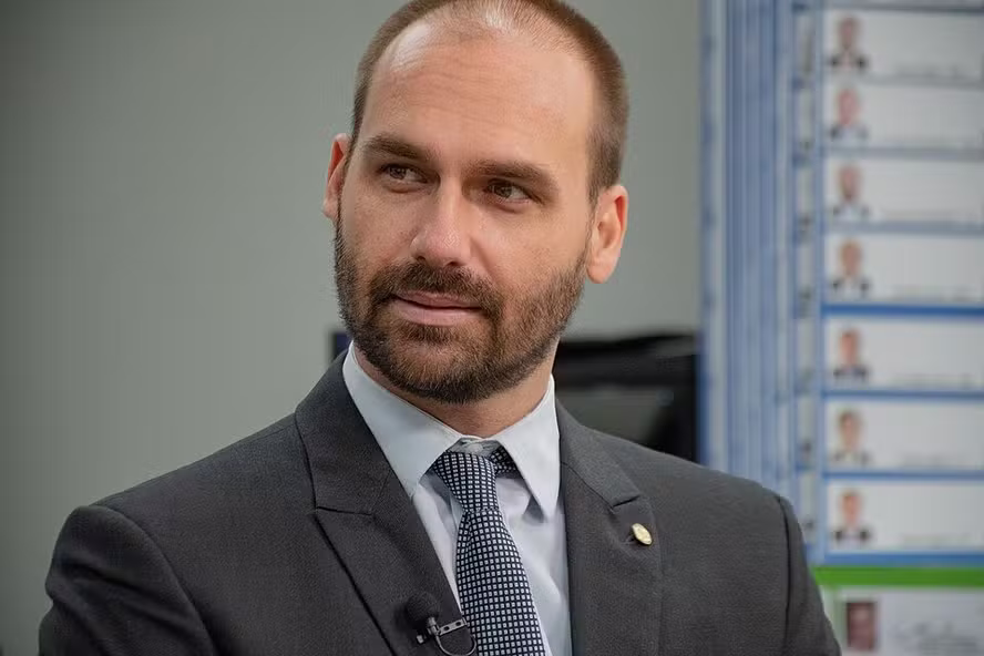 PF investiga se recursos de Vorcaro custearam estadia de Eduardo Bolsonaro nos EUA