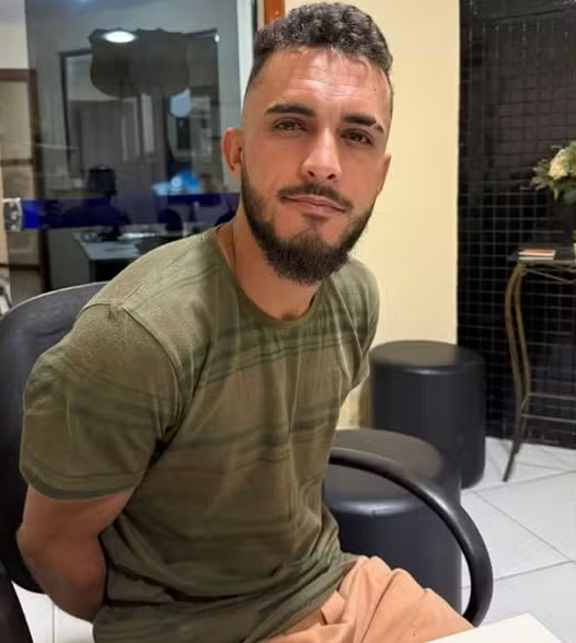 Suspeito mata amante da companheira com mata-leão, cabo de celular e queima corpo em Valente