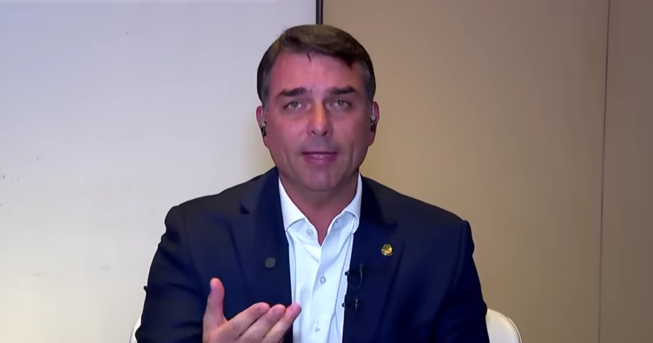 Flávio Bolsonaro encontra Vorcaro em residência após detenção