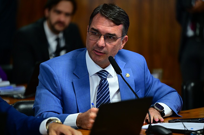 Flávio Bolsonaro viaja aos EUA em meio a crise com Vorcaro