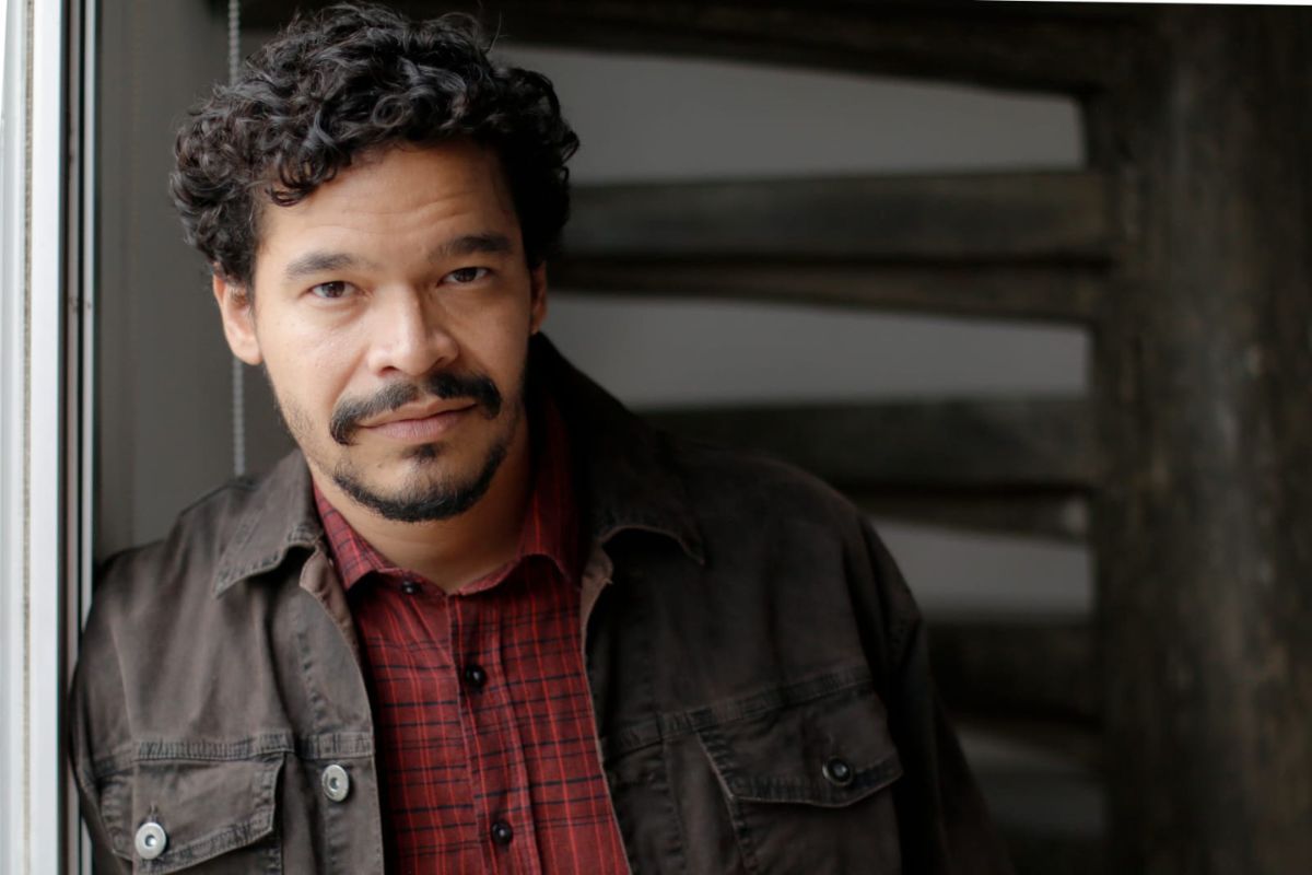 Ator José Trassi, que interpreta personagem inspirado em Adélio Bispo no filme “Dark Horse”, segue Lula, Erika Hilton e perfis críticos a Bolsonaro no Instagram