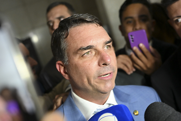 Flávio Bolsonaro desembarca em Washington sem agenda confirmada com Trump