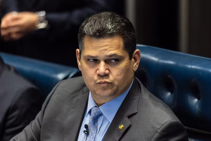 Empresários buscam Alcolumbre para adiar redução da jornada