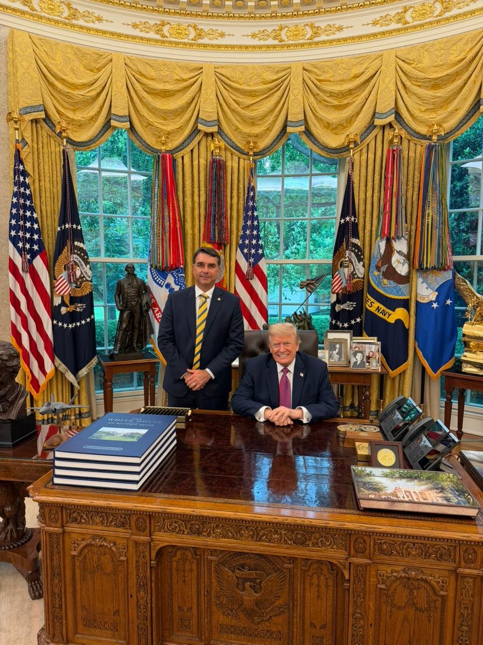 Flávio Bolsonaro divulga imagem ao lado de Donald Trump