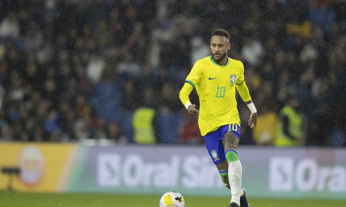 Santos diverge de médico da CBF e vê Neymar pronto para atuar no domingo