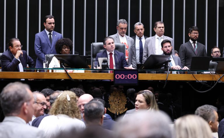 Câmara aprova fim da escala 6x1 e reduz jornada para 5x2