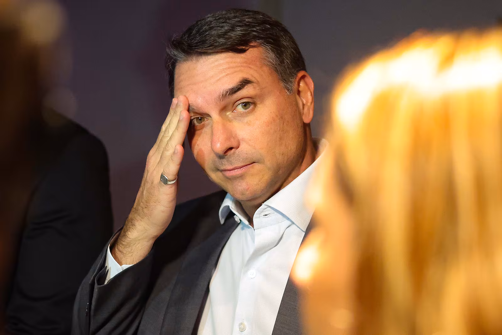 Caso Vorcaro isola Flávio Bolsonaro e mercado financeiro começa a flertar com Renan Santos para 2026