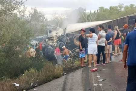 Colisão frontal entre van e caminhão na BR-116 deixa 16 mortos na Bahia