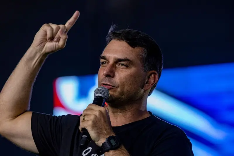 Torcida do Atlético-MG protesta contra título a Flávio Bolsonaro