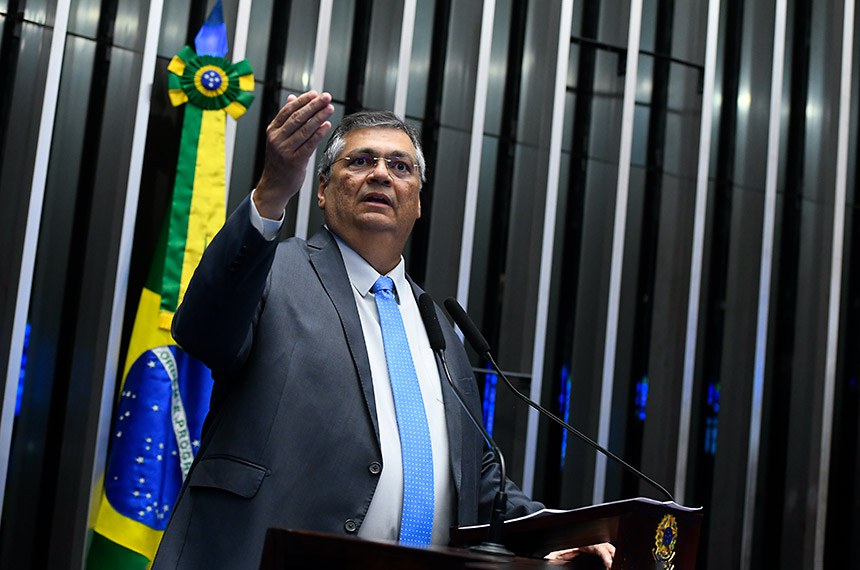 Flávio Dino fratura o pé e rompe ligamento após queda em casa