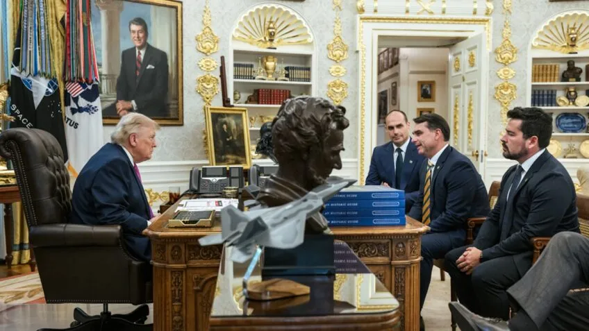 Trump publica foto com Flávio após anunciar tarifa ao Brasil