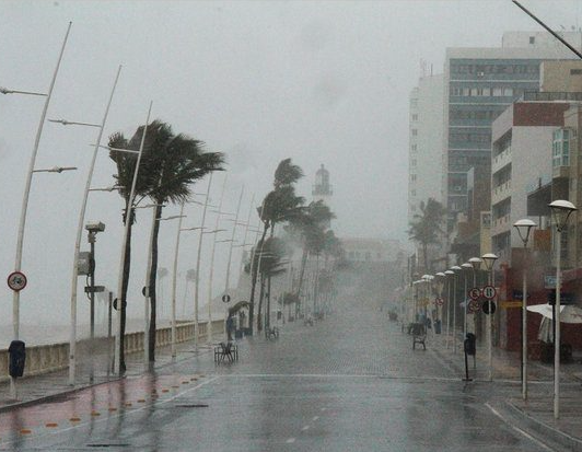 Frente fria traz chuvas fortes a Salvador a partir desta quarta