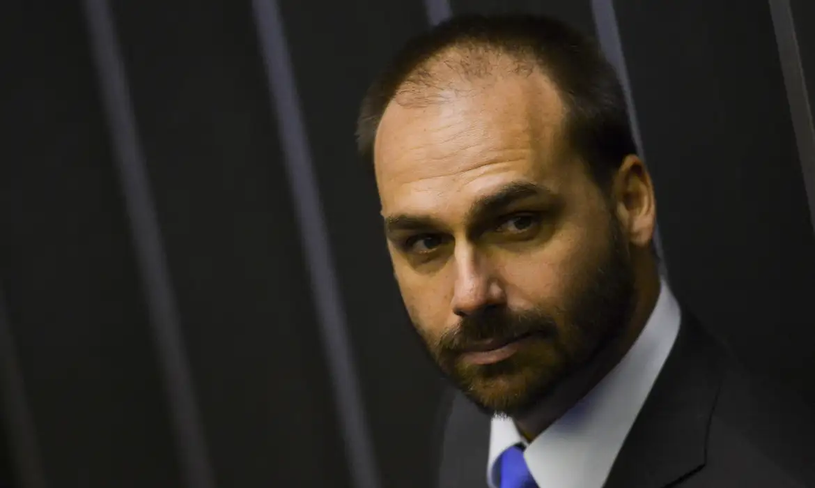 Moraes libera julgamento de Eduardo Bolsonaro por suposta coação