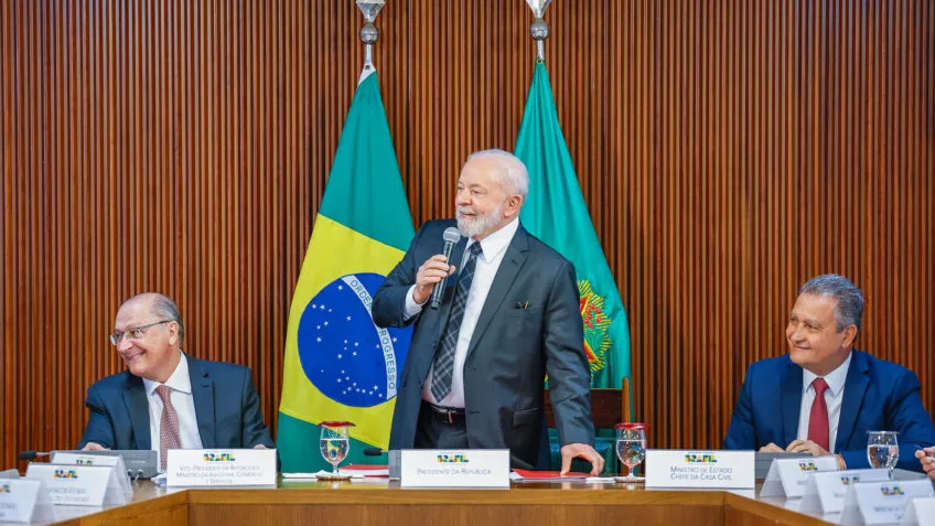 Lula convoca ministros para alinhar resposta às tarifas americanas