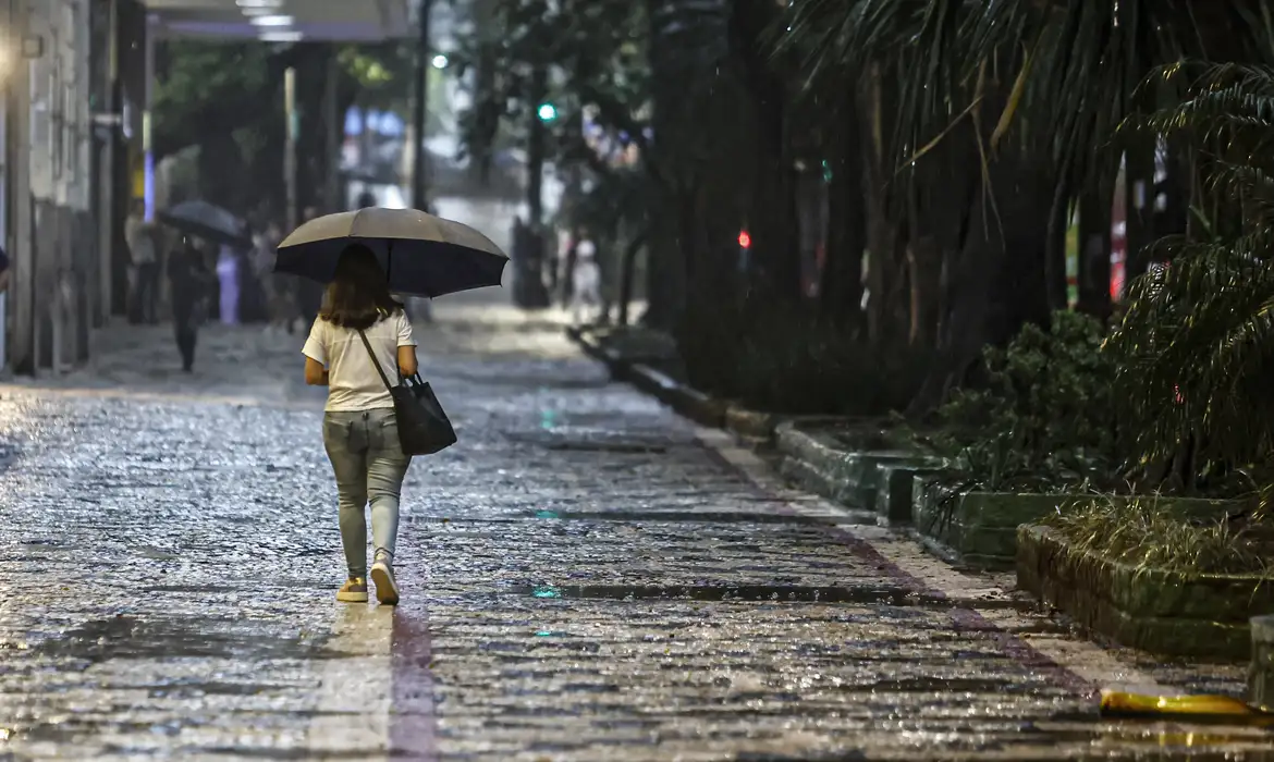 Chuva persiste em Salvador, mas melhora no fim de semana