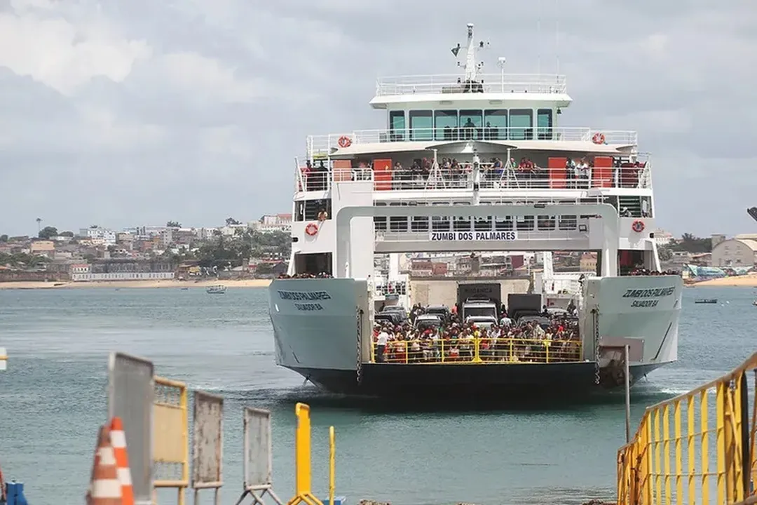 Suspensão no ferry-boat afeta veículos pesados e motos por causa do tempo ruim