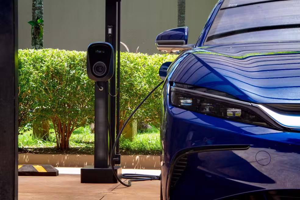Aprovada lei para carregadores de carros elétricos em condomínios