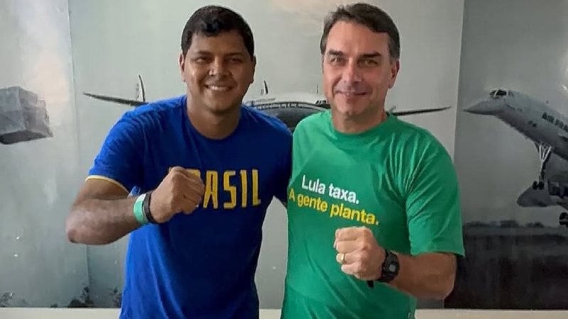 Flávio Bolsonaro participa de feira agropecuária na Bahia