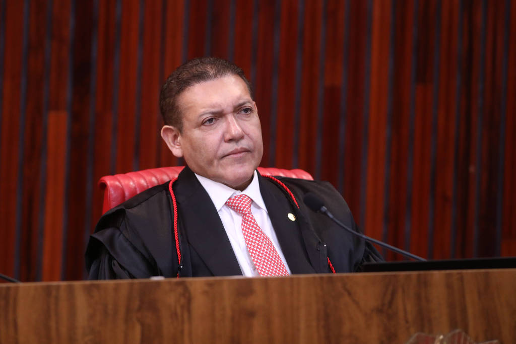 Kassio Nunes busca consenso no TSE após polêmica com pesquisa de Flávio