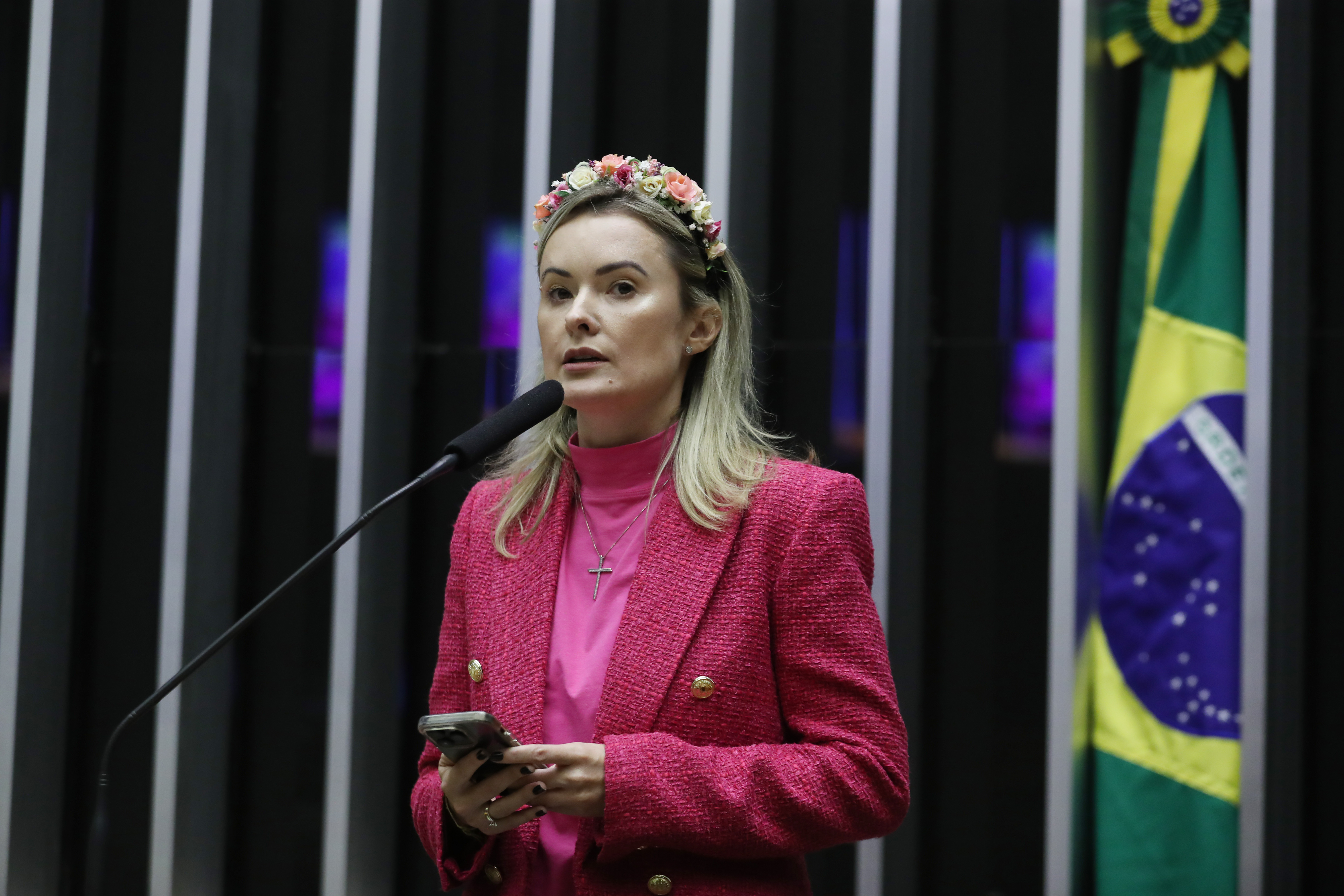 Eduardo Bolsonaro apoia Júlia Zanatta como vice de Flávio