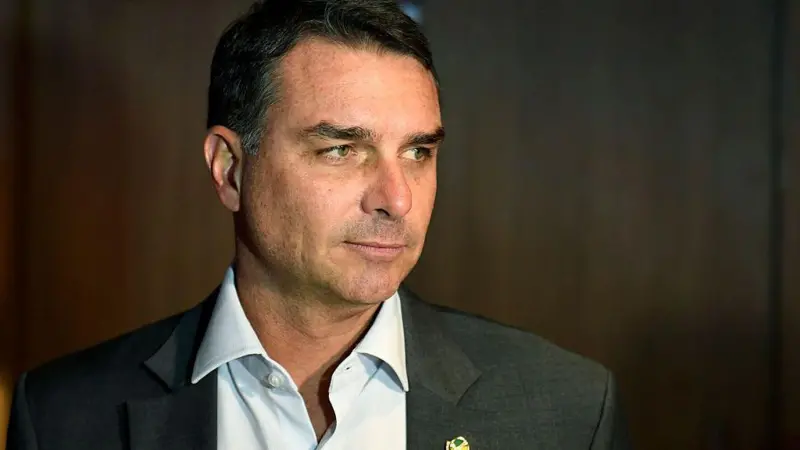 Lula lidera com 49% contra 43% de Flávio Bolsonaro em simulação de segundo turno