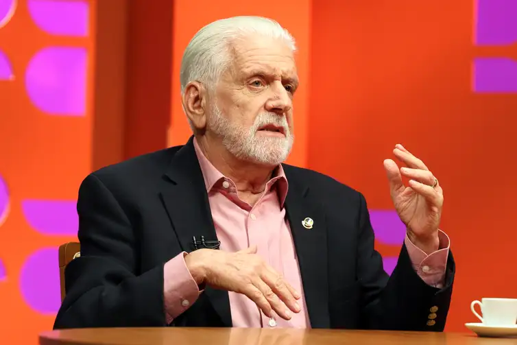Jaques Wagner nega acusações e diz que fica na liderança