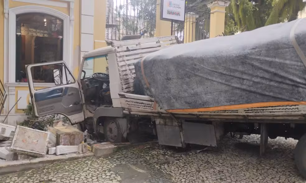 Biblioteca Anísio Teixeira tem atividades suspensas após ser atingida por caminhão em Salvador