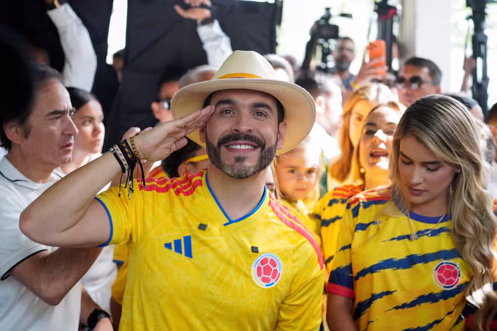 Abelardo de la Espriella vence Iván Cepeda e direita assume presidência da Colômbia