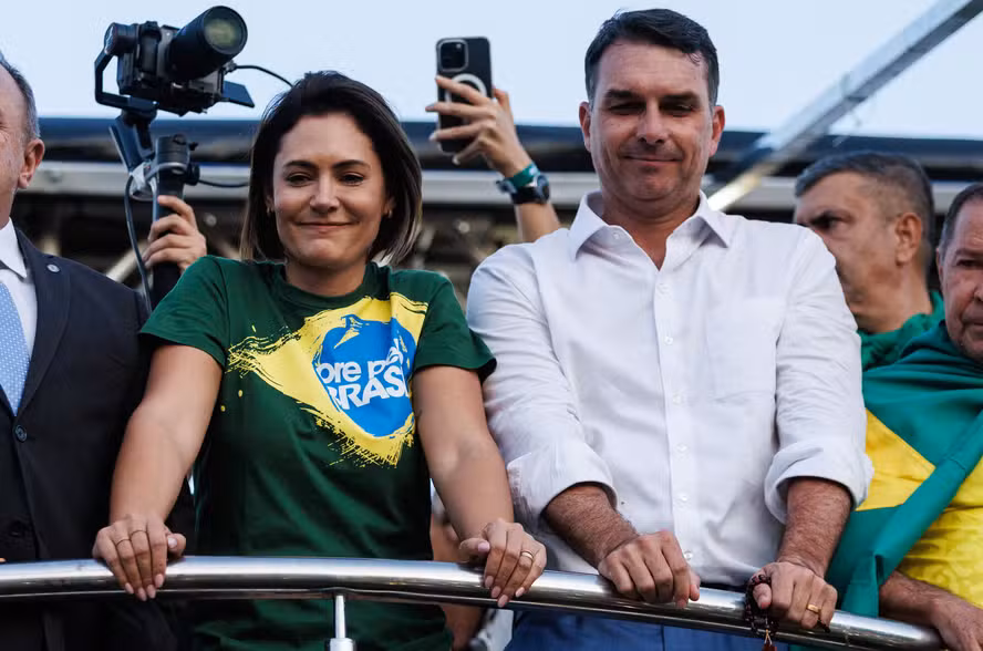 Flávio Bolsonaro responde a vídeo de Michelle e reafirma convite para diálogo com lideranças femininas
