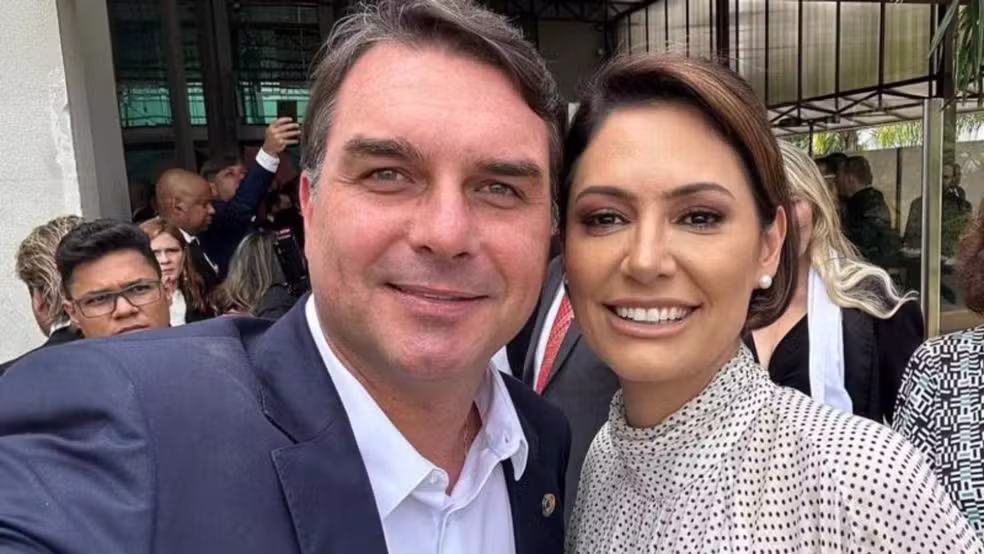 Flávio Bolsonaro adiou aproximação com Michelle para evitar indicações políticas