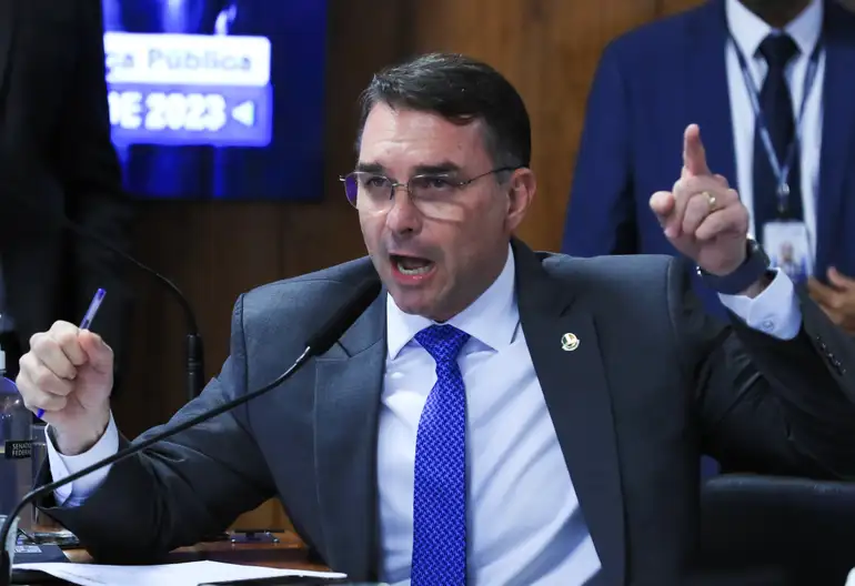 Flávio Bolsonaro reforça convite a Michelle após críticas em vídeo