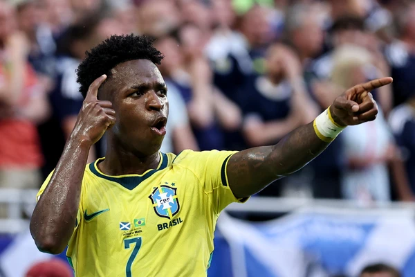 Jogo da Seleção altera expediente em Salvador na segunda-feira