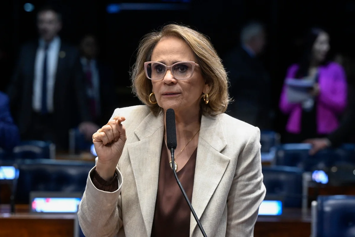 Damares Alves responde a crítica sobre decisão de encontro com Flávio Bolsonaro