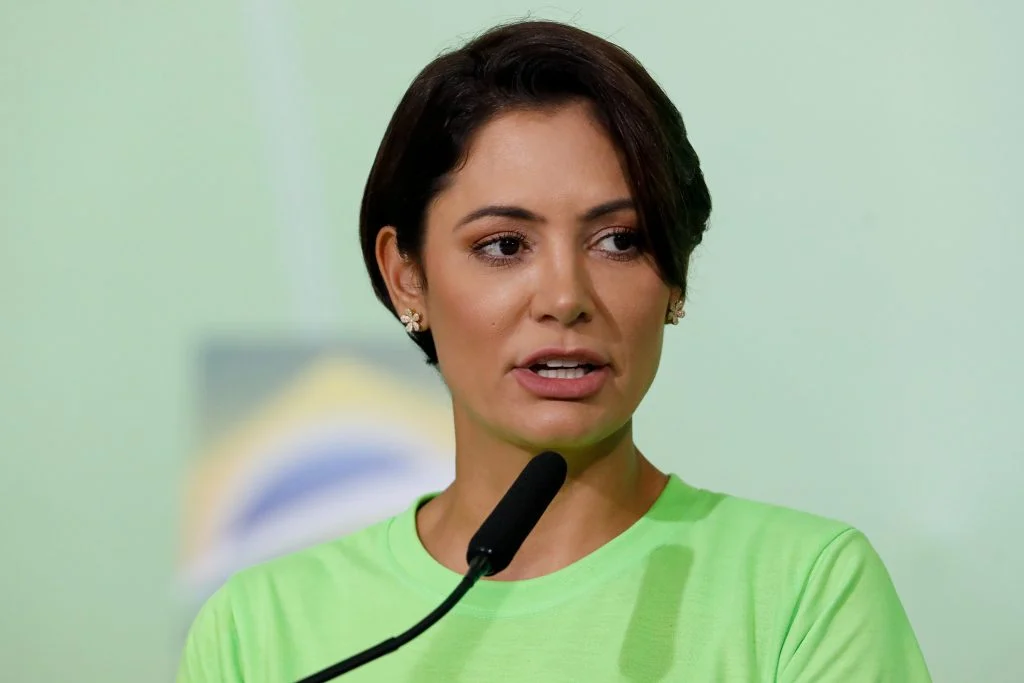 Michelle para de seguir enteados em meio a crise familiar