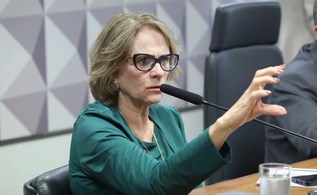 Damares responde a Paulo Figueiredo e destaca atuação em campo