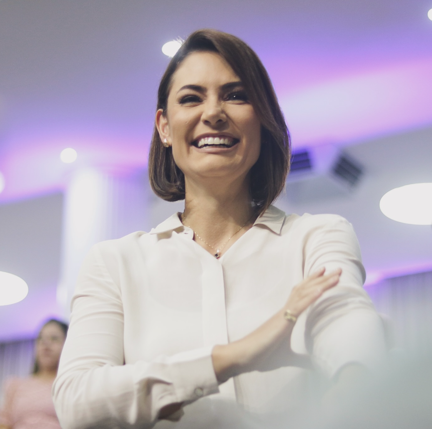 Michelle Bolsonaro diz a aliados que desistiu de concorrer ao Senado após atrito com Flávio