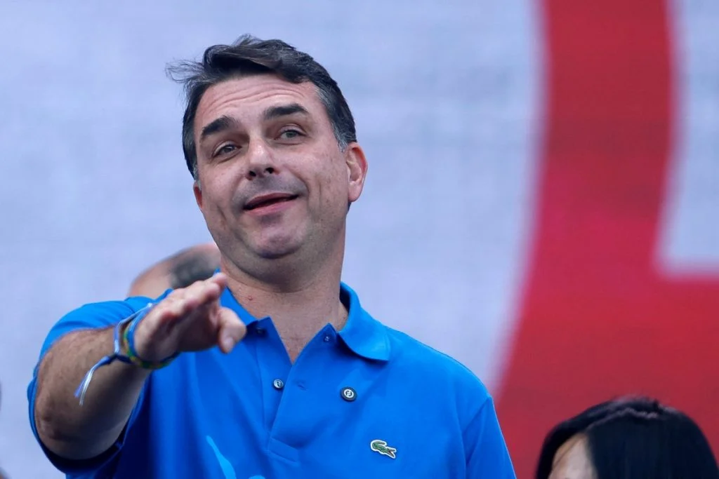 Flávio Bolsonaro e Zema seguem sem vice definido enquanto Caiado fecha com Kassab