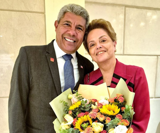 Jerônimo Rodrigues concede maior honraria da Bahia a Dilma Rousseff
