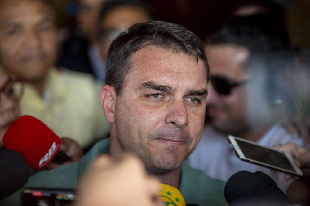 Flávio Bolsonaro perde força em pesquisa Atlas/Bloomberg após repercussão de caso envolvendo filme 