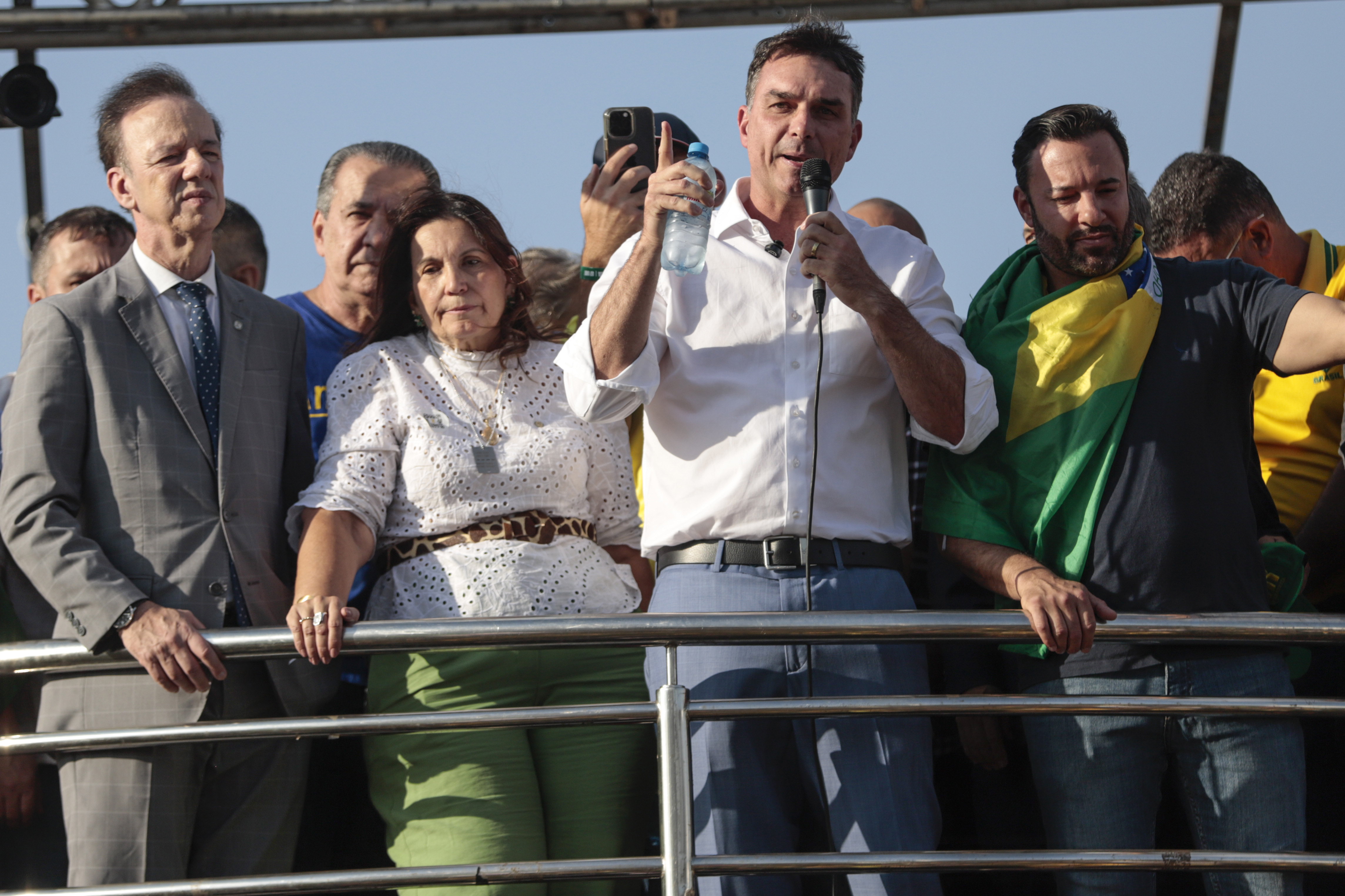 Juiz libera carreata de Flávio Bolsonaro e nega pedido do PSOL
